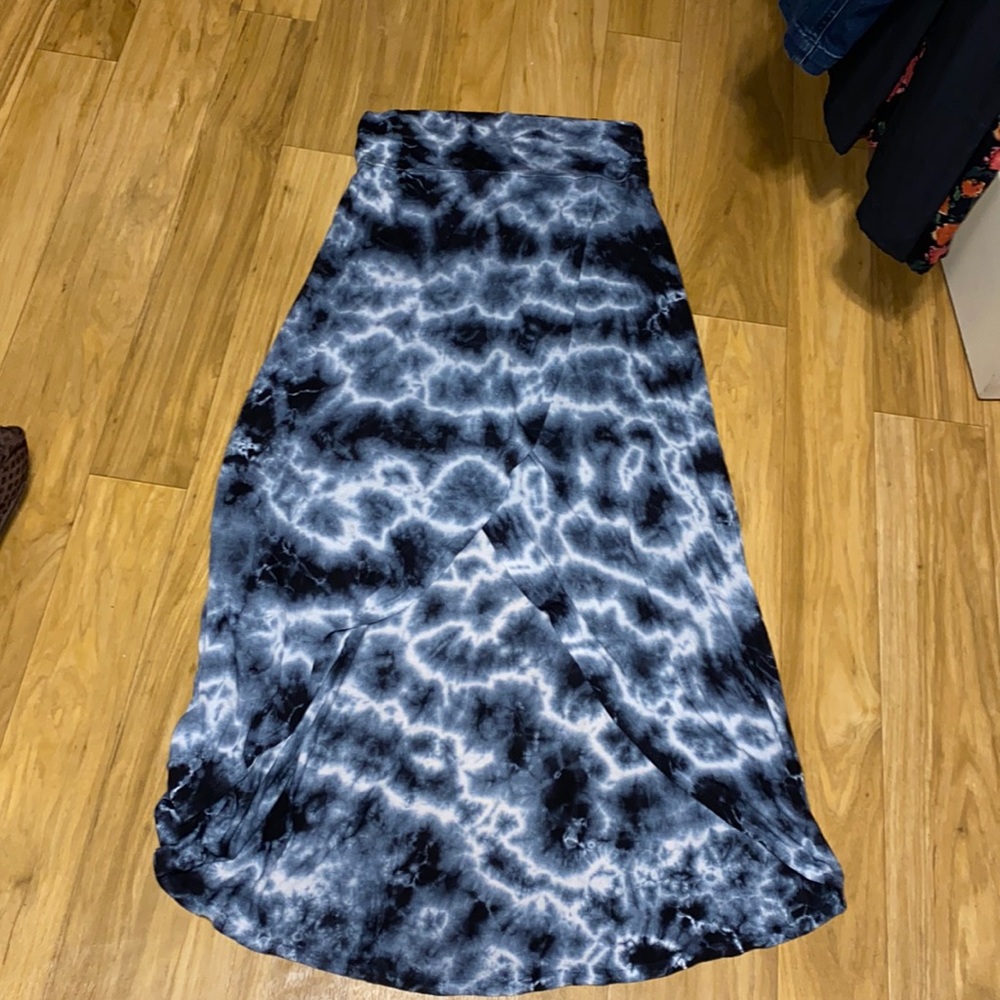 Billabong size Medium slip on tie dye maxi skirt; slit in front